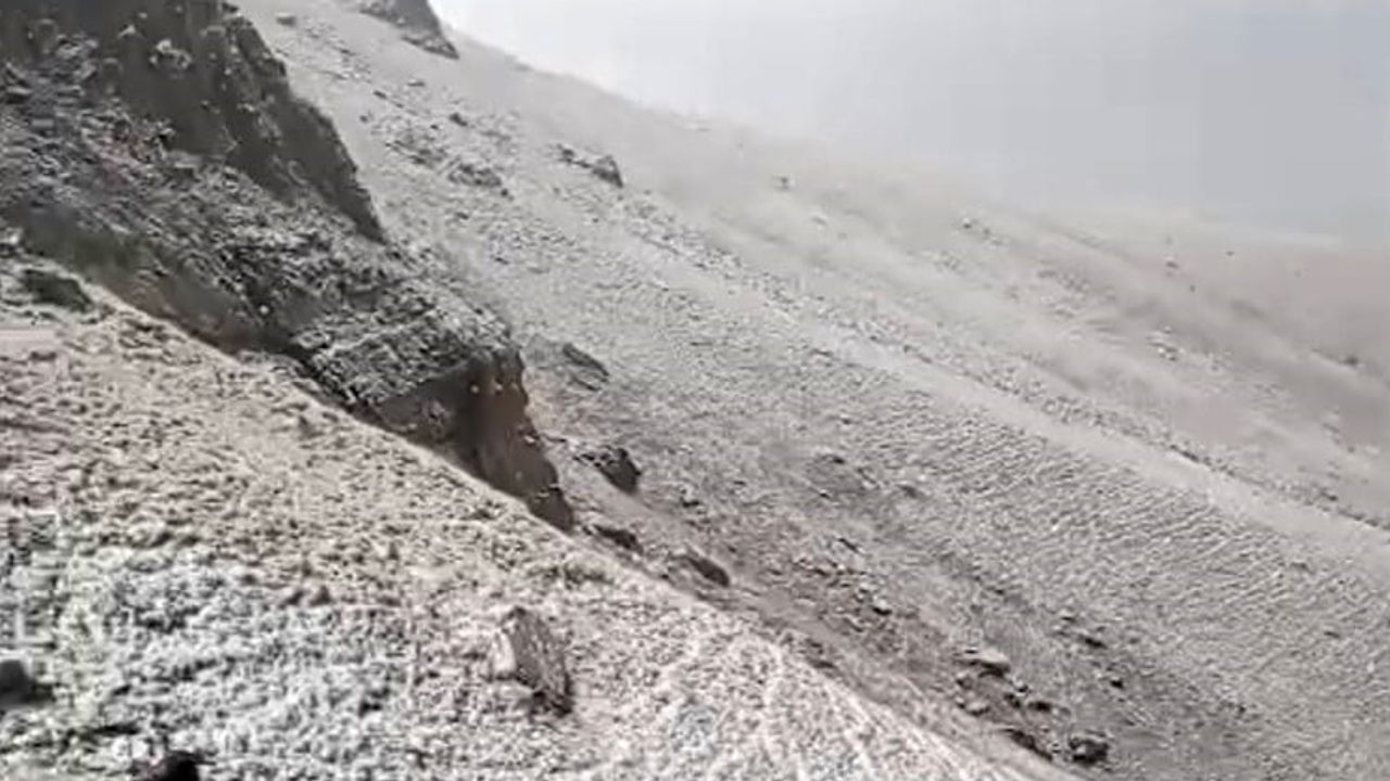 Karayazı'da Çakmak Dağı mevsimin ilk karını aldı