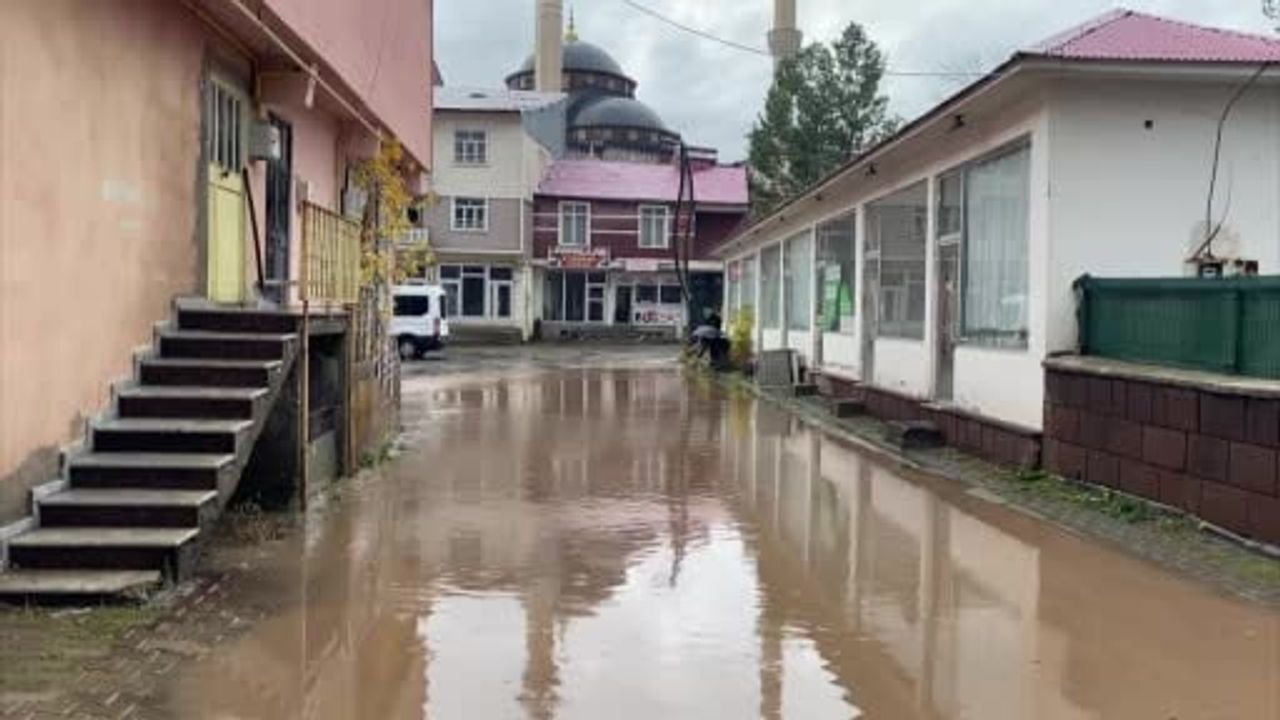 Karlıova'da sağanak cadde ve iş yerlerini suyla kuşattı