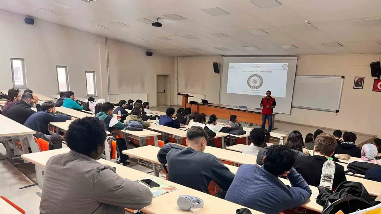 Kars Emniyet Müdürlüğü'nden bin 985 öğrenciye güvenlik ve bilinçlendirme semineri
