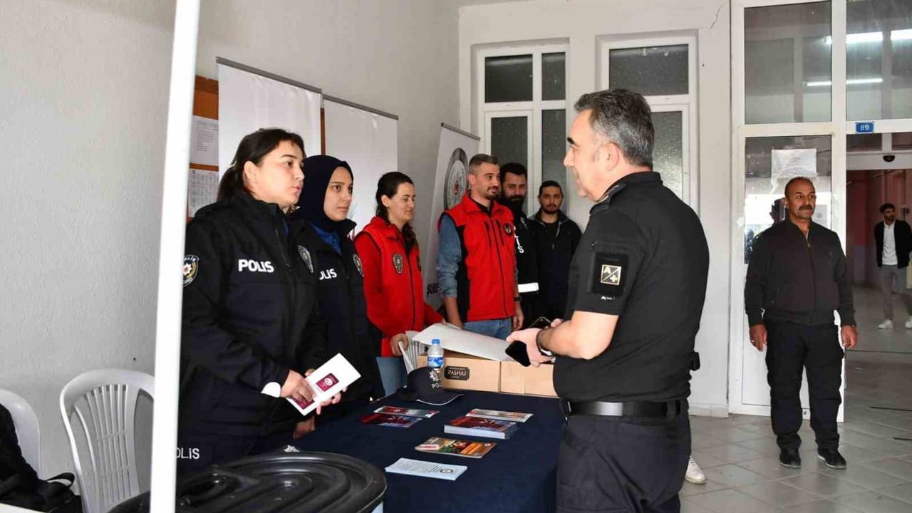 Kars emniyet müdürü Tombul üniversiteli gençlerle kampüste buluştu