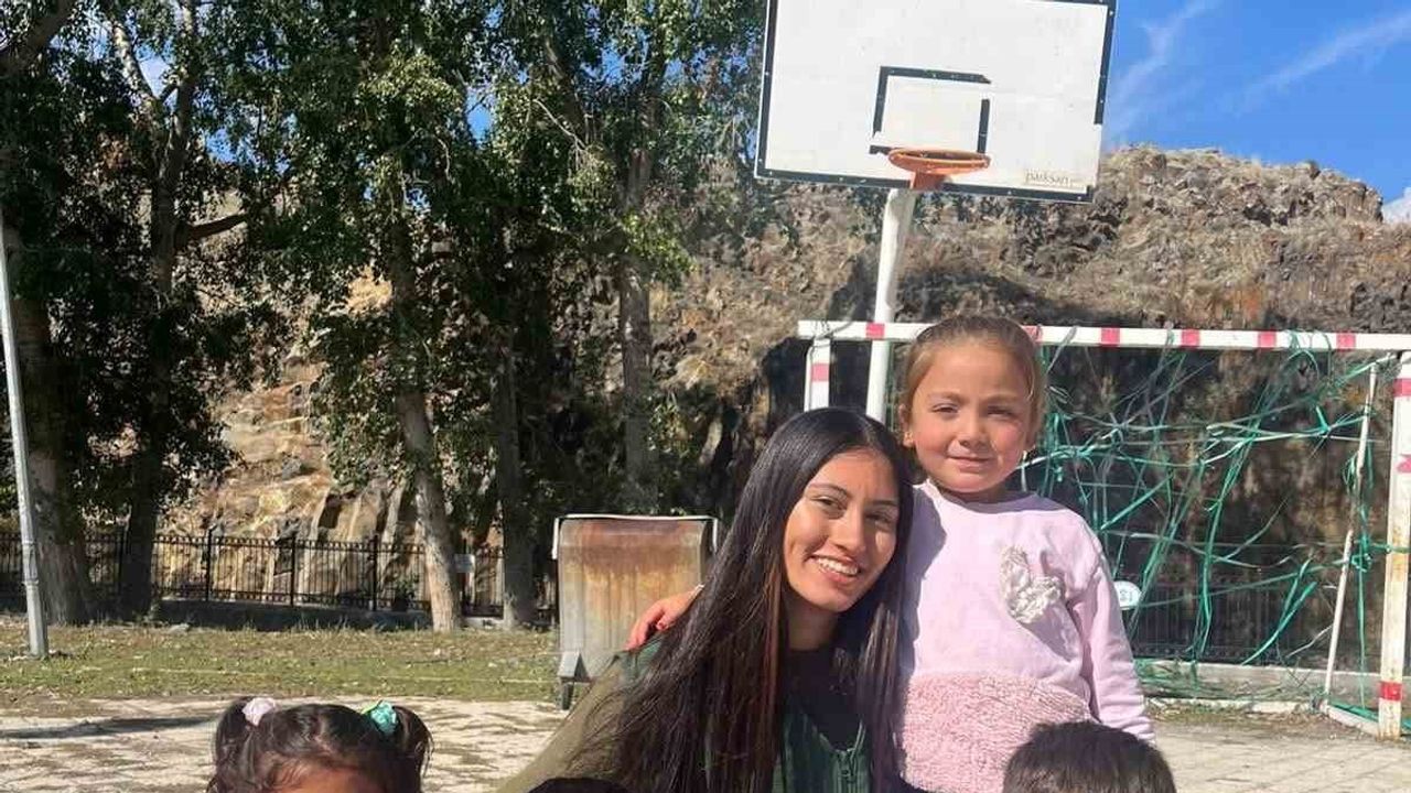 Kars'ın Çerme köyünde gönüller boyandı: çocuklara renkli etkinlik