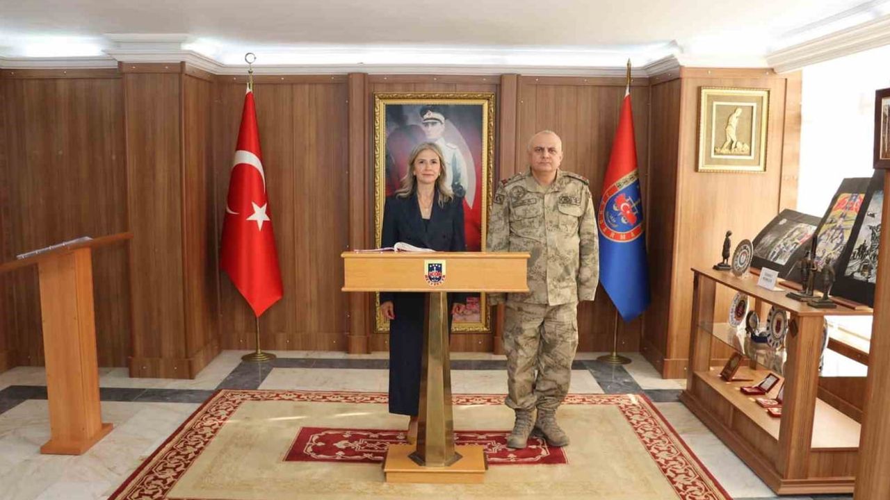 Kars Kızılay heyetinden jandarma komutanı Coşkun'a hayırlı olsun ziyareti