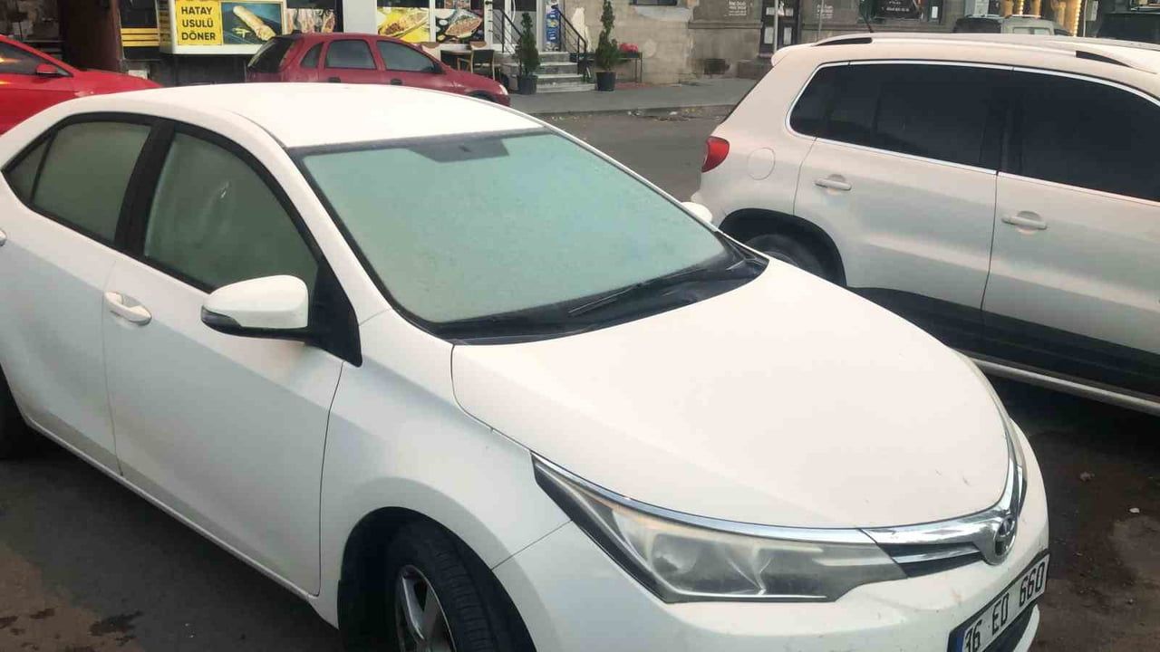 Kars sabahı buz tabakasıyla karşıladı: araç camları eksi 7 derecede dondu