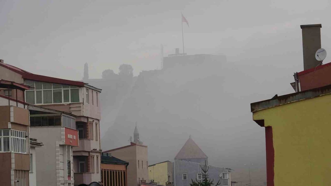 Kars sabahında yoğun sis tarihi kaleyi görünmez kıldı