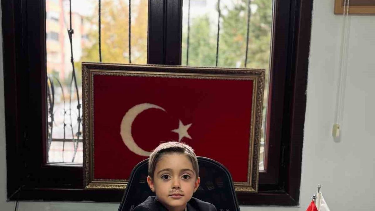 Kars sokakları minik gazete dağıtıcılarıyla cumhuriyet heyecanı yaşadı