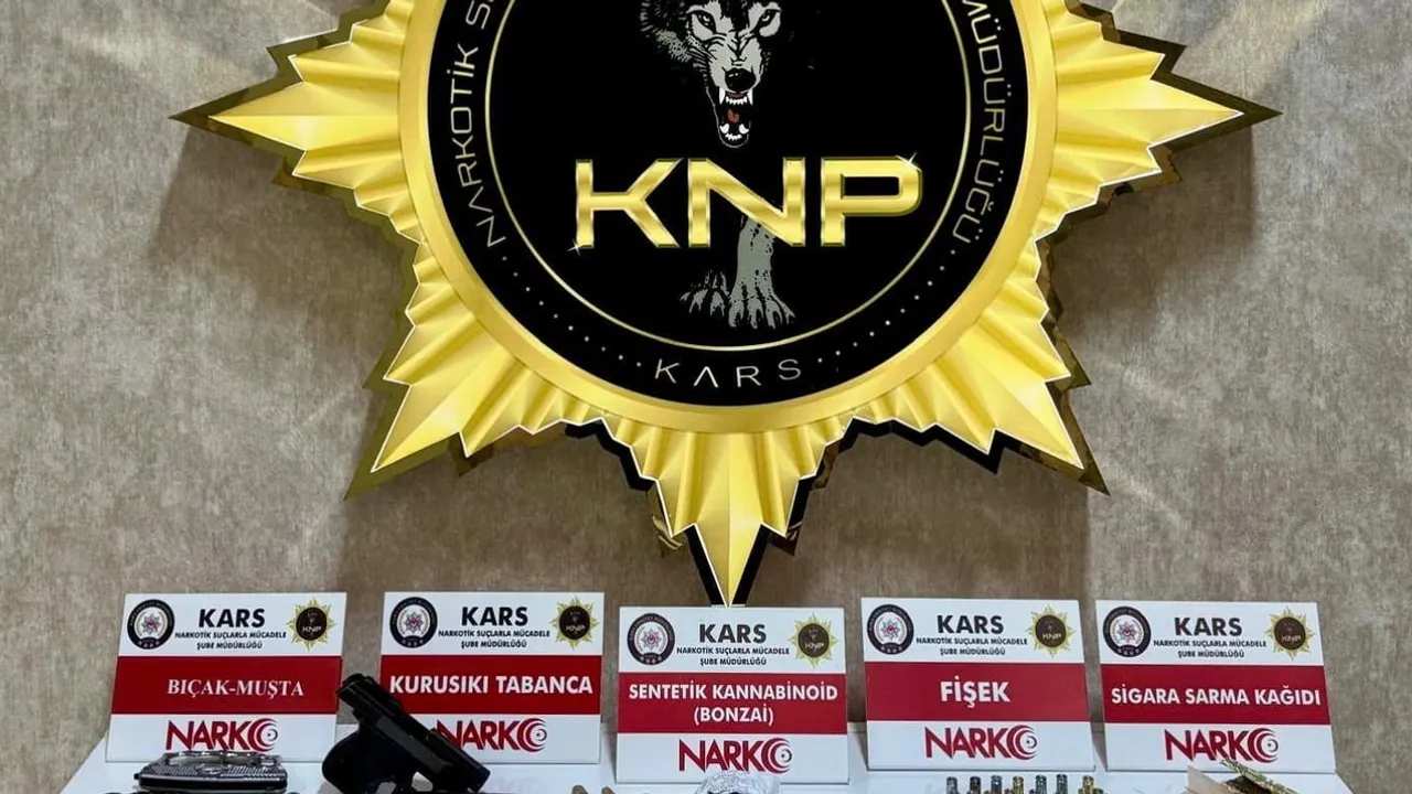 Kars’ta apart baskını: bonzai ve silahlarla yakalanan iki kişi tutuklandı