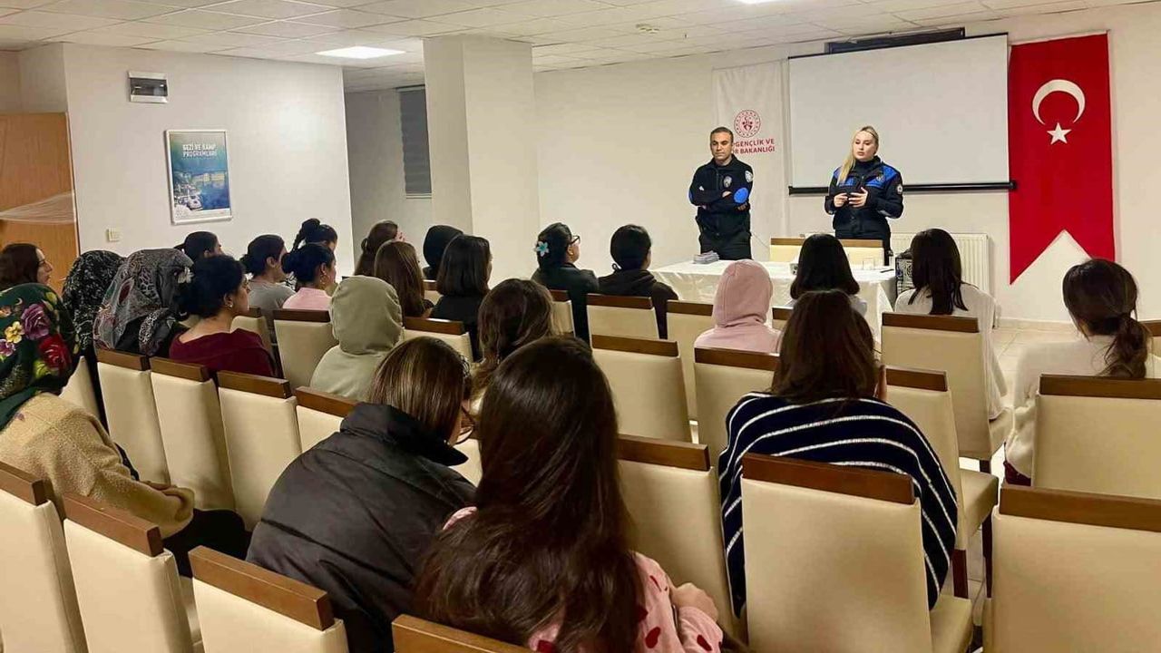 Kars'ta kız öğrencilere acil destek eğitimi