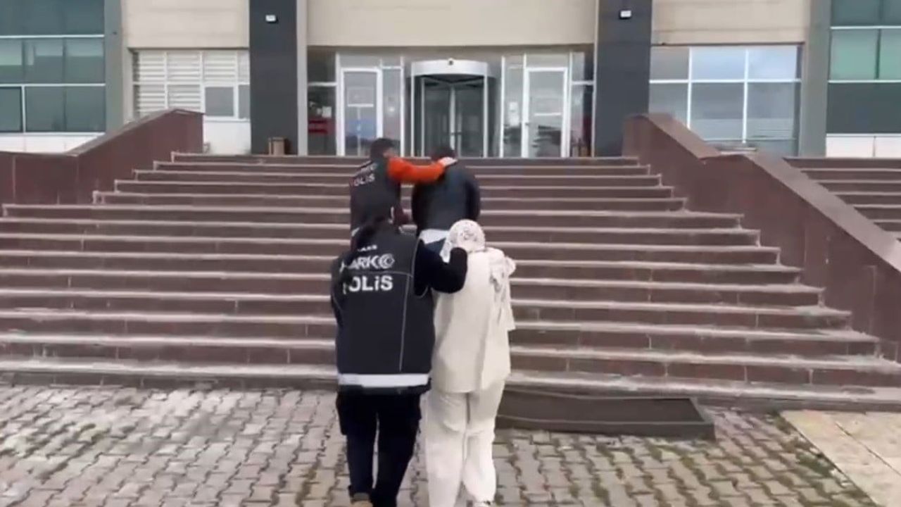 Kars'ta kuryelerin vücutlarında 12 paket metamfetamin ele geçirildi