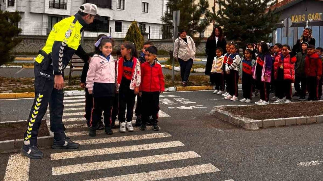 Kars’ta minikler trafikte güvenli davranışları uygulamalı öğreniyor