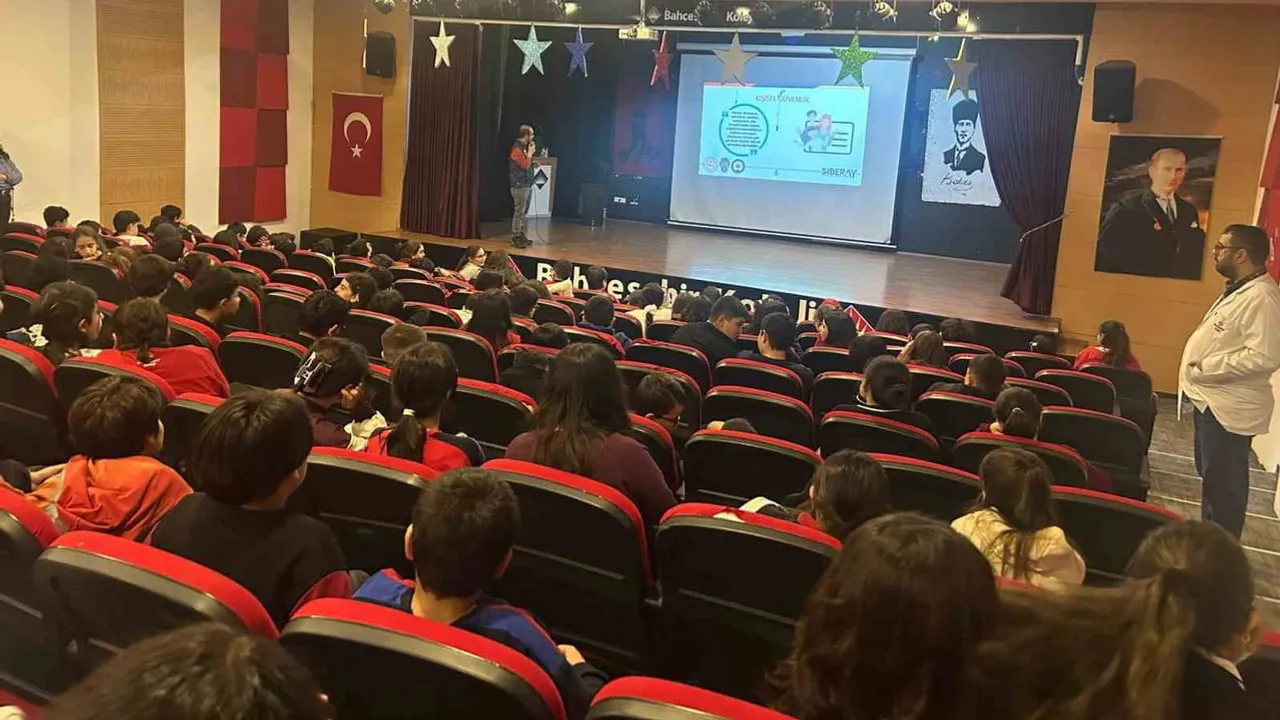 Kars'ta öğrenciler dijital dünyada nasıl güvende kalacağını öğrendi
