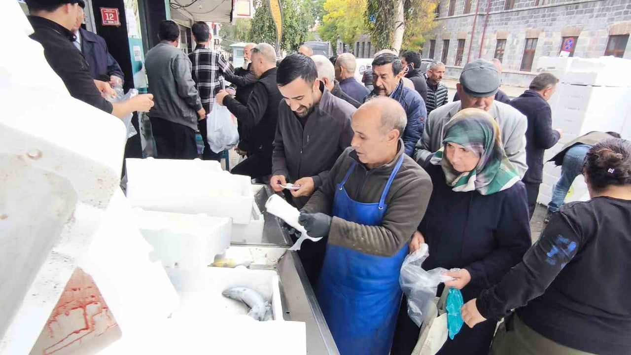 Kars’ta uygun fiyatın etkisi: palamut tezgahları hızla tükendi