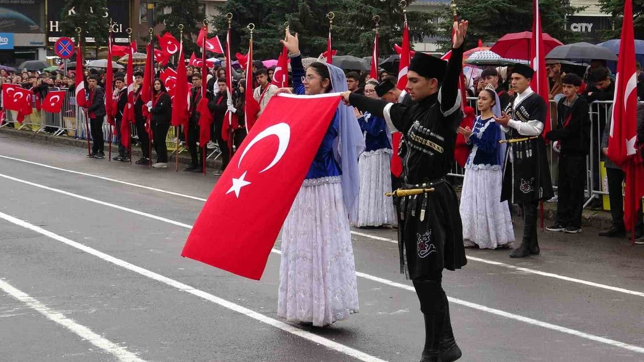 Kars’ta yağmura rağmen 103. yıl coşkusu: 103 öğrenciyle halaylı kutlama