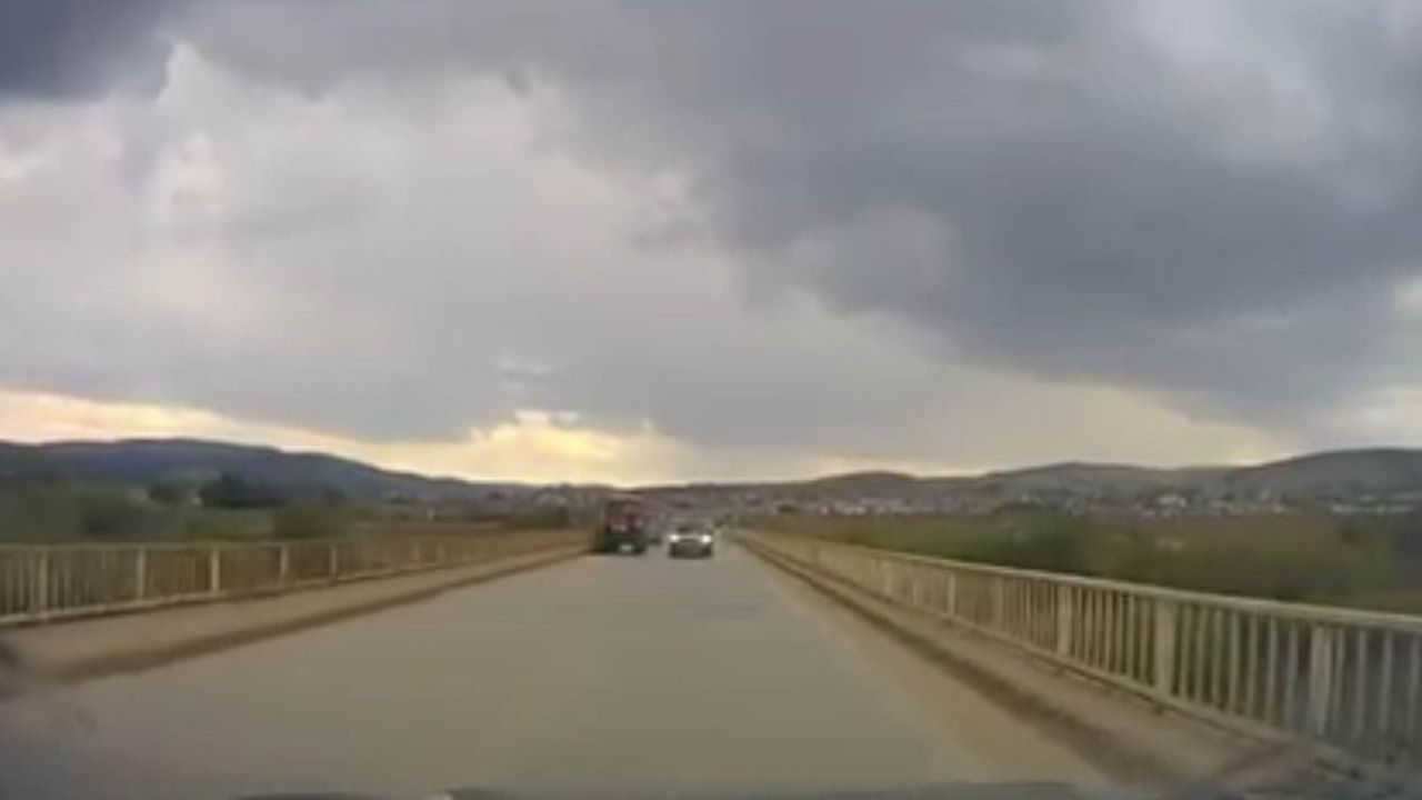 Karşı şeride geçince kaza eşiğinden döndü: araç içi kamerada tehlikeli anlar