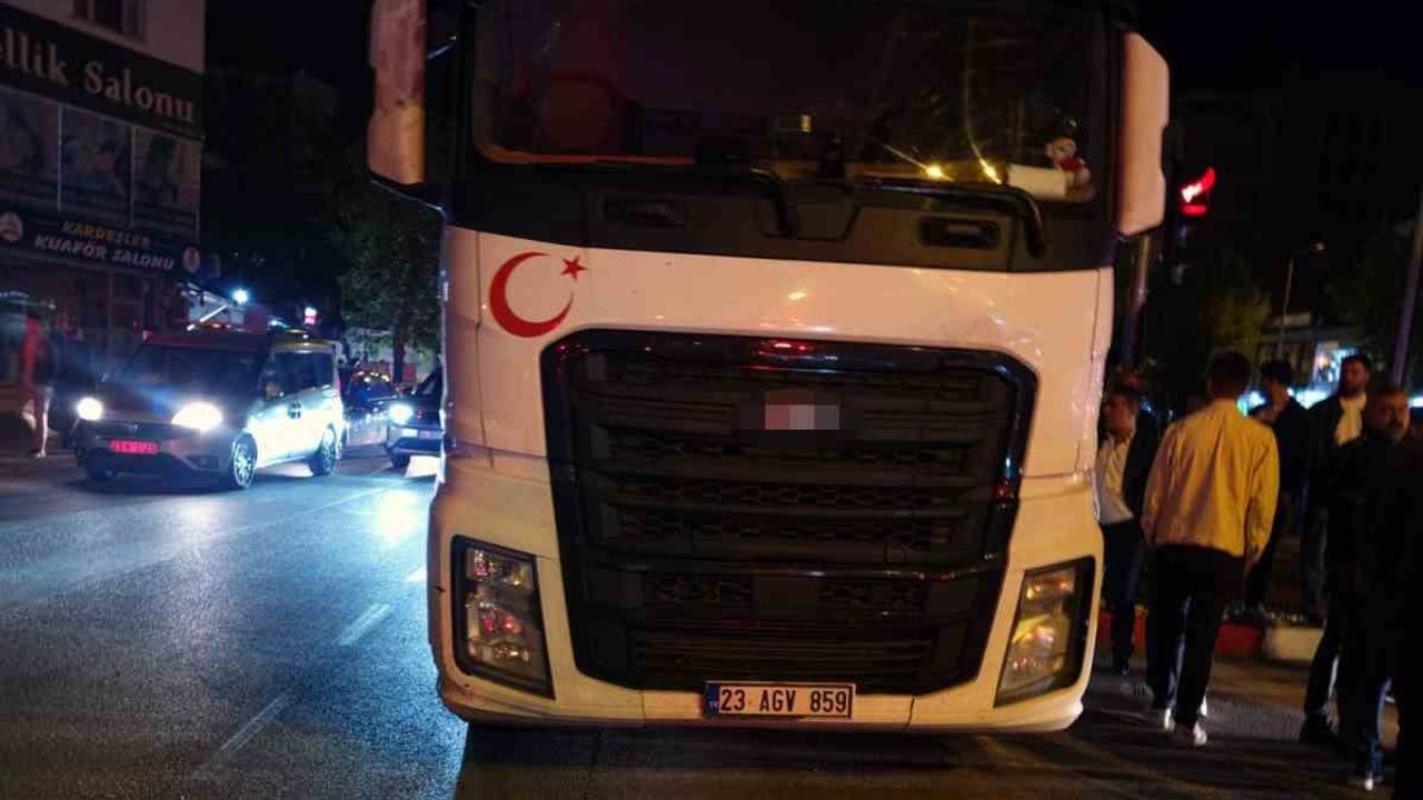 Karşıya geçme anında kaza: Kovancılar'da genç ağır yaralandı