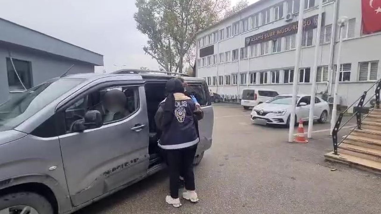 Kart filmle kapıyı açıp 450 bin lira değerinde ziynet çalan kadın yakalandı