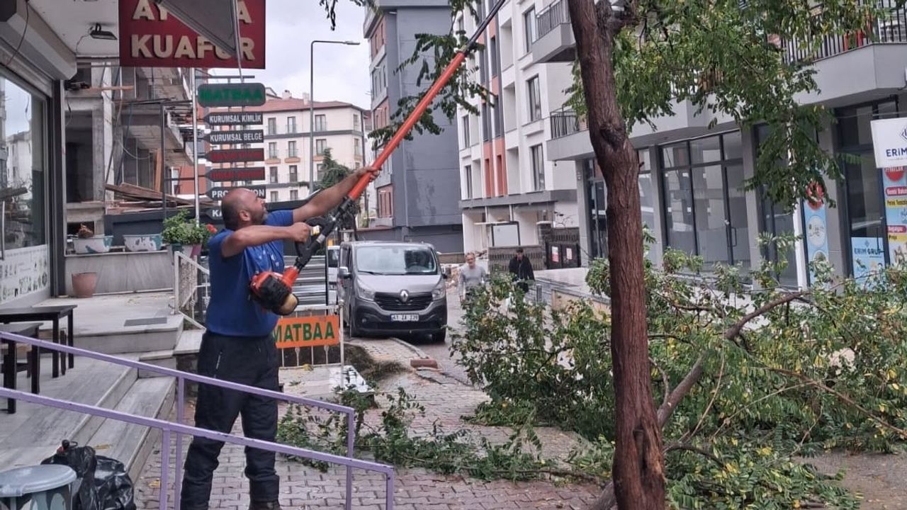Kartal'da ekipler sağanak ve rüzgara karşı 7/24 hazır