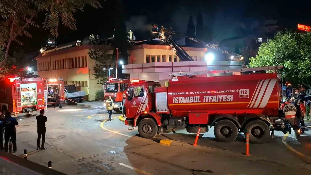 Kartal'da hastane çatısına sıçrayan yangın itfaiye tarafından kontrol altına alındı