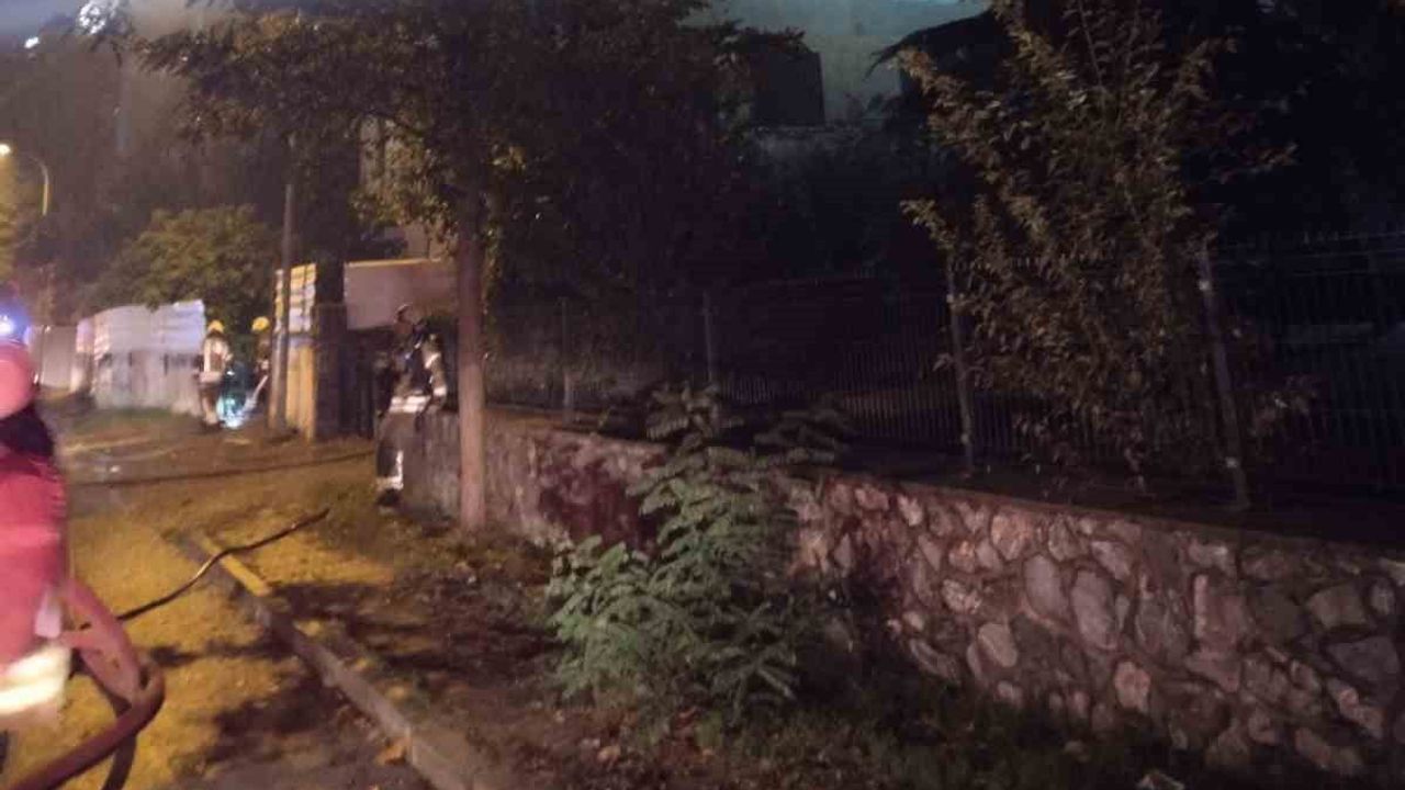 Kartal'da Petrol İş Mahallesi'nde metruk çatı yangını itfaiye tarafından kontrol altına alındı