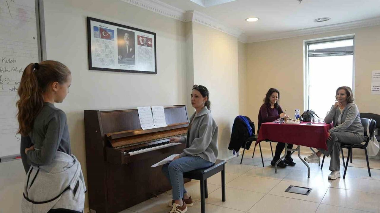Kartal'da sanatla yetişen genç yetenekler sınavla geleceğe hazırlanıyor