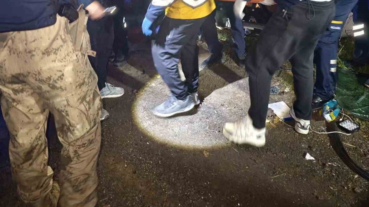 Kartaldere köyünde şarampole devrilen kamyonun sürücüsü ekiplerin müdahalesiyle çıkarıldı