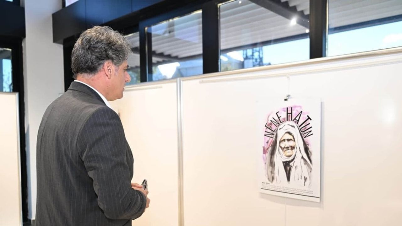 Kartepe'de cumhuriyetin öncü kadınları posterlerle anılıyor