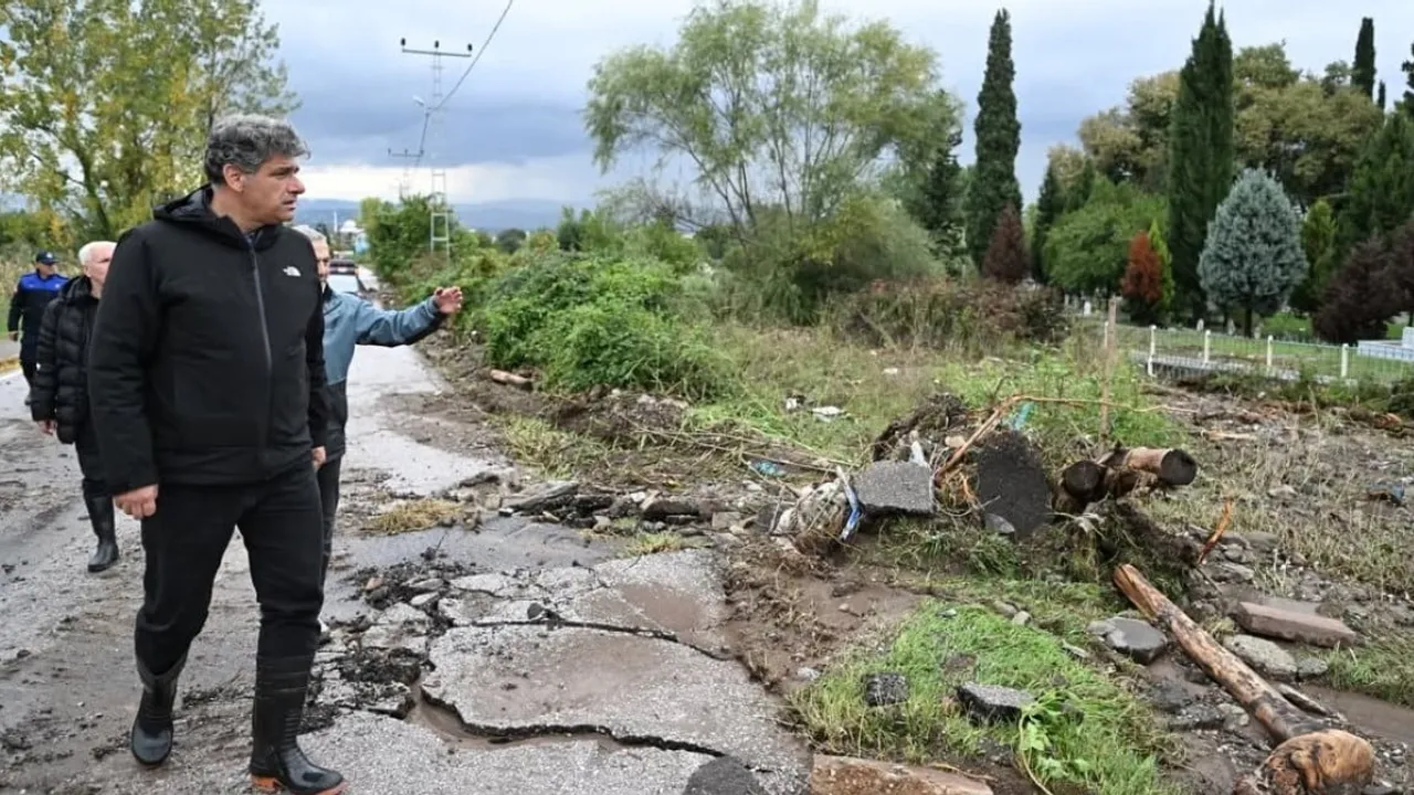 Kartepe'de ekipler yağışın izlerini silmek için seferber oldu