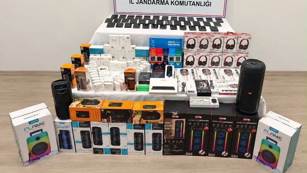 Kastamonu'da iki iş yerine düzenlenen baskında çok sayıda kaçak elektronik yakalandı