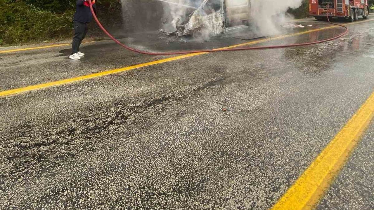 Kastamonu'da motorundan alevler yükselen panelvan kullanılmaz hale geldi