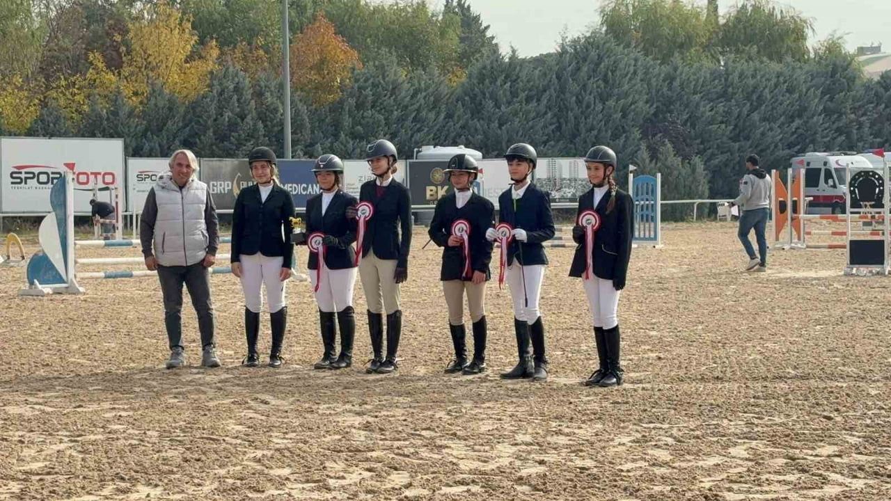 Kastamonu Üniversitesi binicilik ekibi ankara’da red pony kupasında öne çıktı