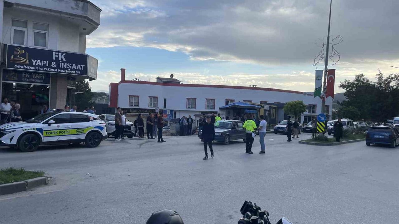 Kavak'ta yola çıkan kadına çarpan otomobilin sürücüsü gözaltına alındı