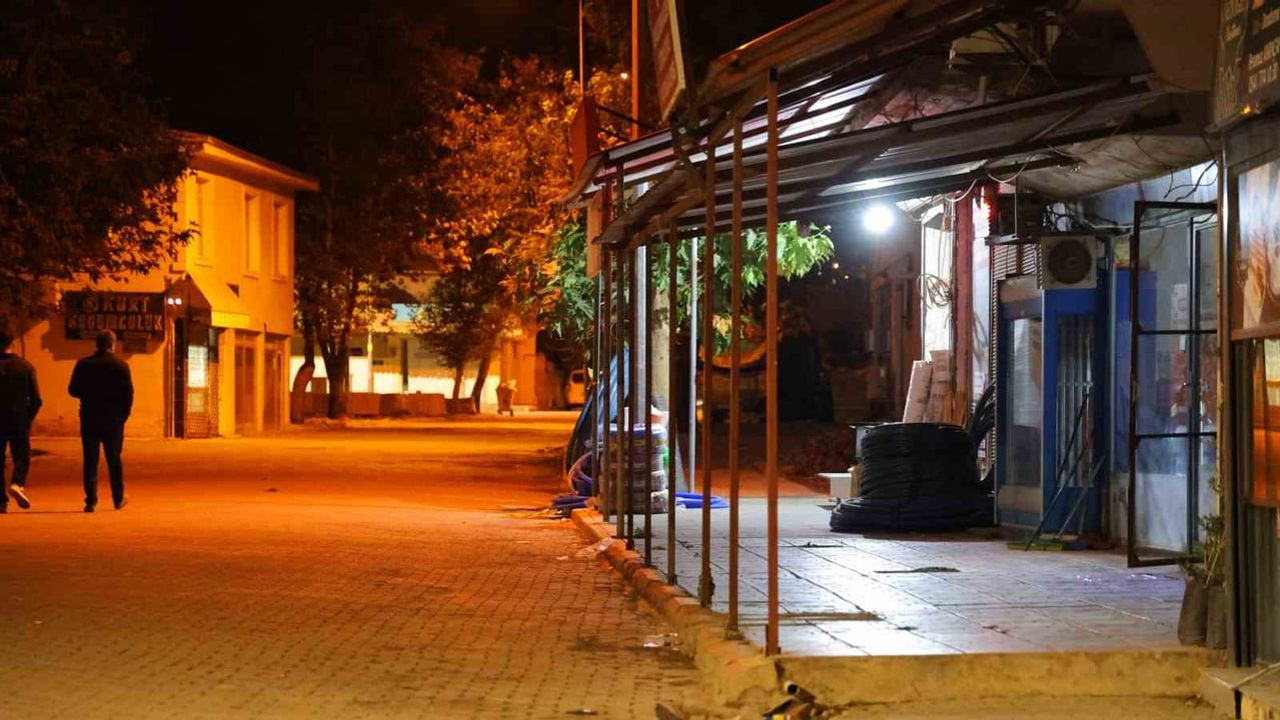 Kavga anı güvenlik kamerasında: Türkoğlu'nda polis memuru hayatını kaybetti