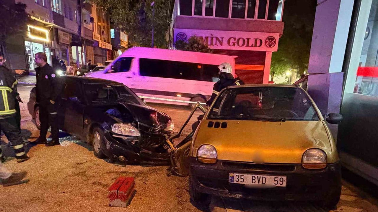 Kavşak çarpışması iş yeri vitrininde sonlandı: 2 yaralı