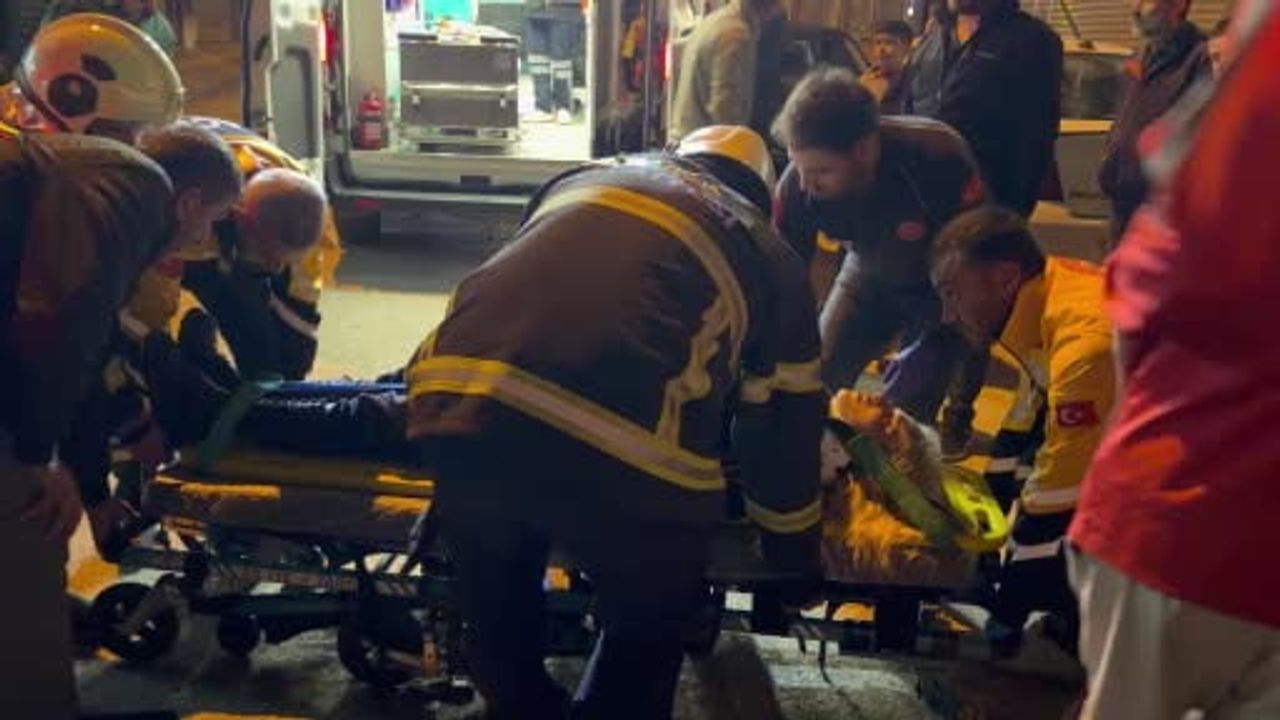 Kavşakta çarpışan iki otomobil iş yerinin vitrinine girerek durdu: 2 yaralı