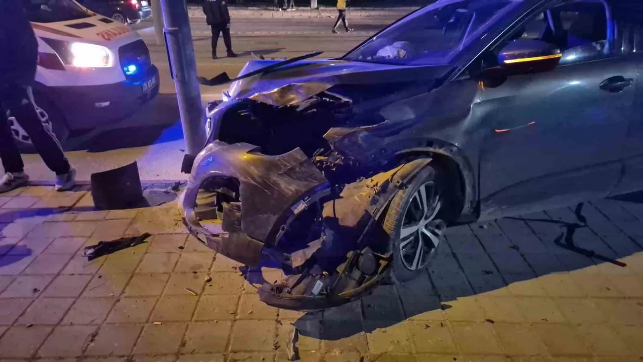 Kavşakta çarpışan iki otomobil: üç kişi yaralandı, biri ambulansa binmekte direnç gösterdi