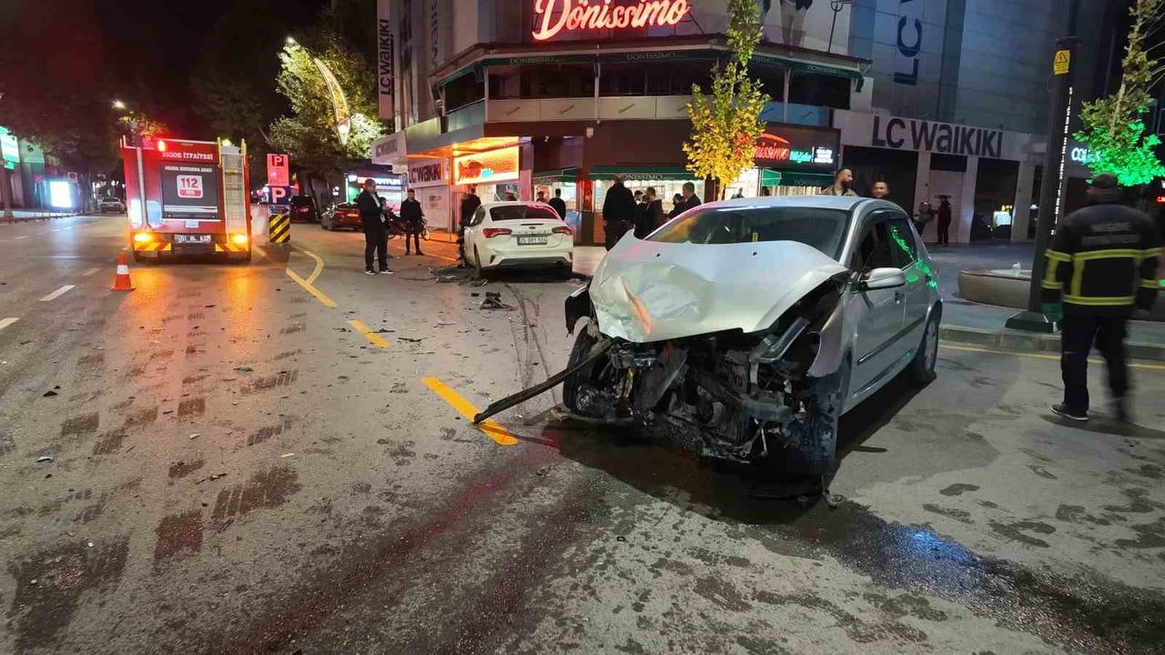 Kavşakta çarpışan iki otomobilden biri savruldu: 1 yaralı