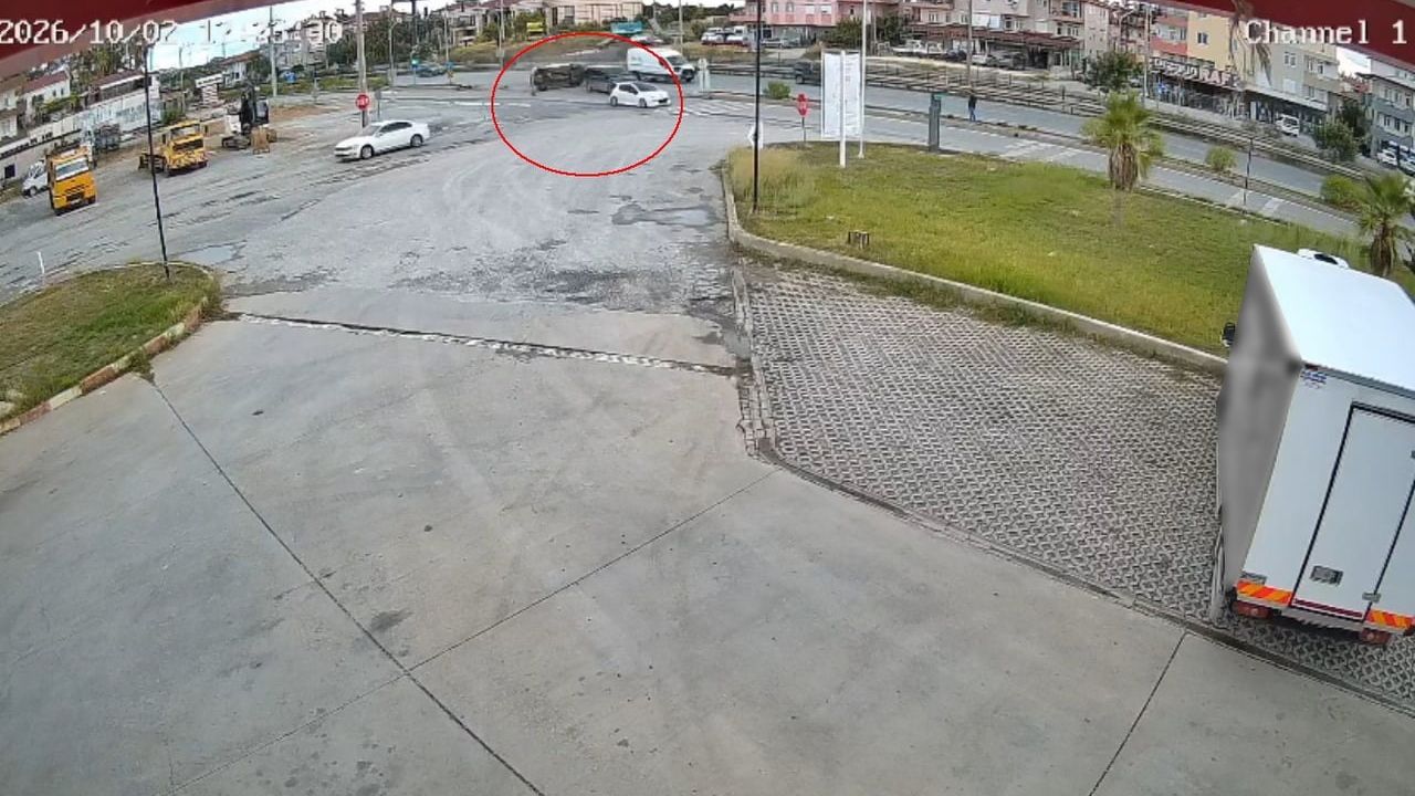 Kavşakta çarpışma: otomobil havada takla atıp tekerlerine geri döndü