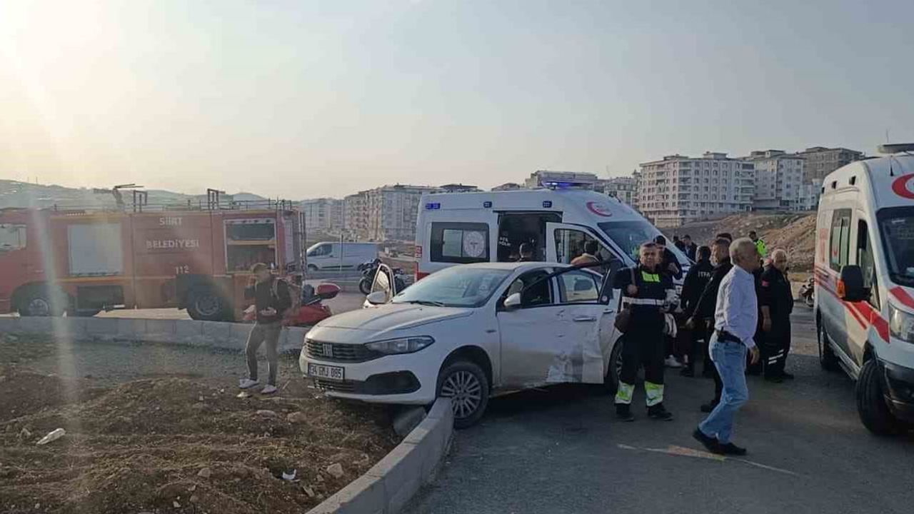 Kavşakta çarpışma: otomobil yapıya çarparak durdu, iki kişi yaralandı
