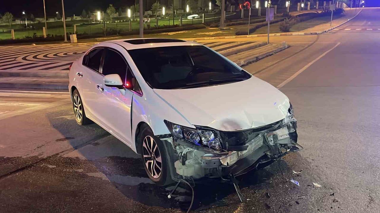 Kavşakta çarpışma: otomobillerden biri bariyerlere çarparak durdu, 2 yaralı