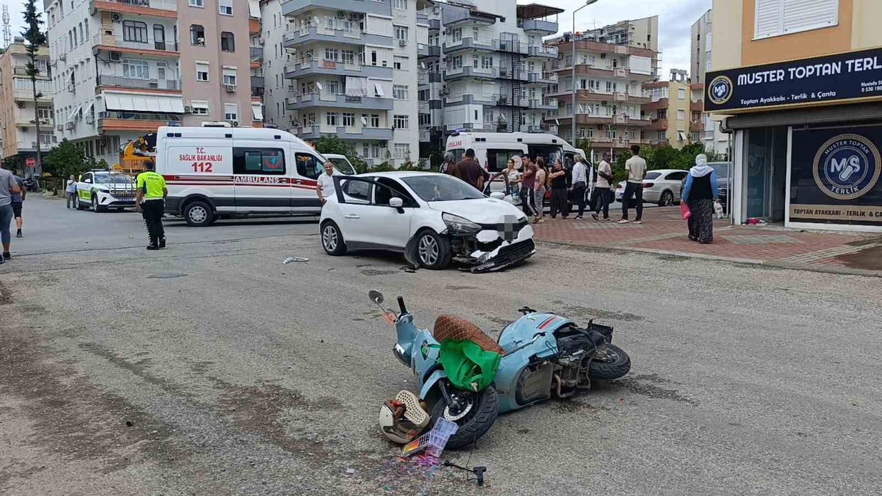 Kavşakta çarpışma sonrası gözyaşları: otomobil sürücüsü yaralının başından ayrılmadı