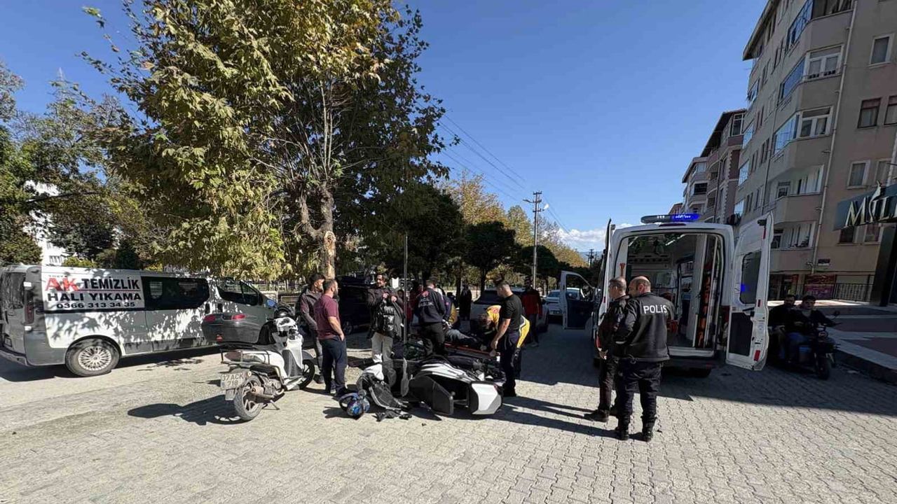 Kavşakta dönüş anı kamerada: motosiklet sürücüsü yaralandı
