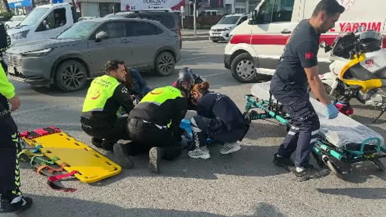 Kavşakta karşıya geçerken araç çarpmasıyla bacağı kırılan kadın hastaneye sevk edildi