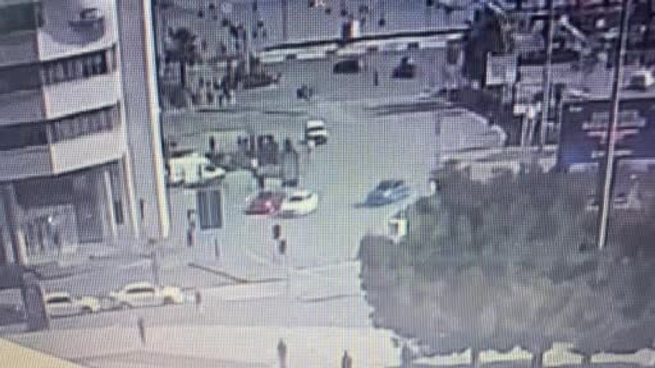 Kavşakta kayan motosiklet çevredekilerin müdahalesiyle yara almadan atlatıldı
