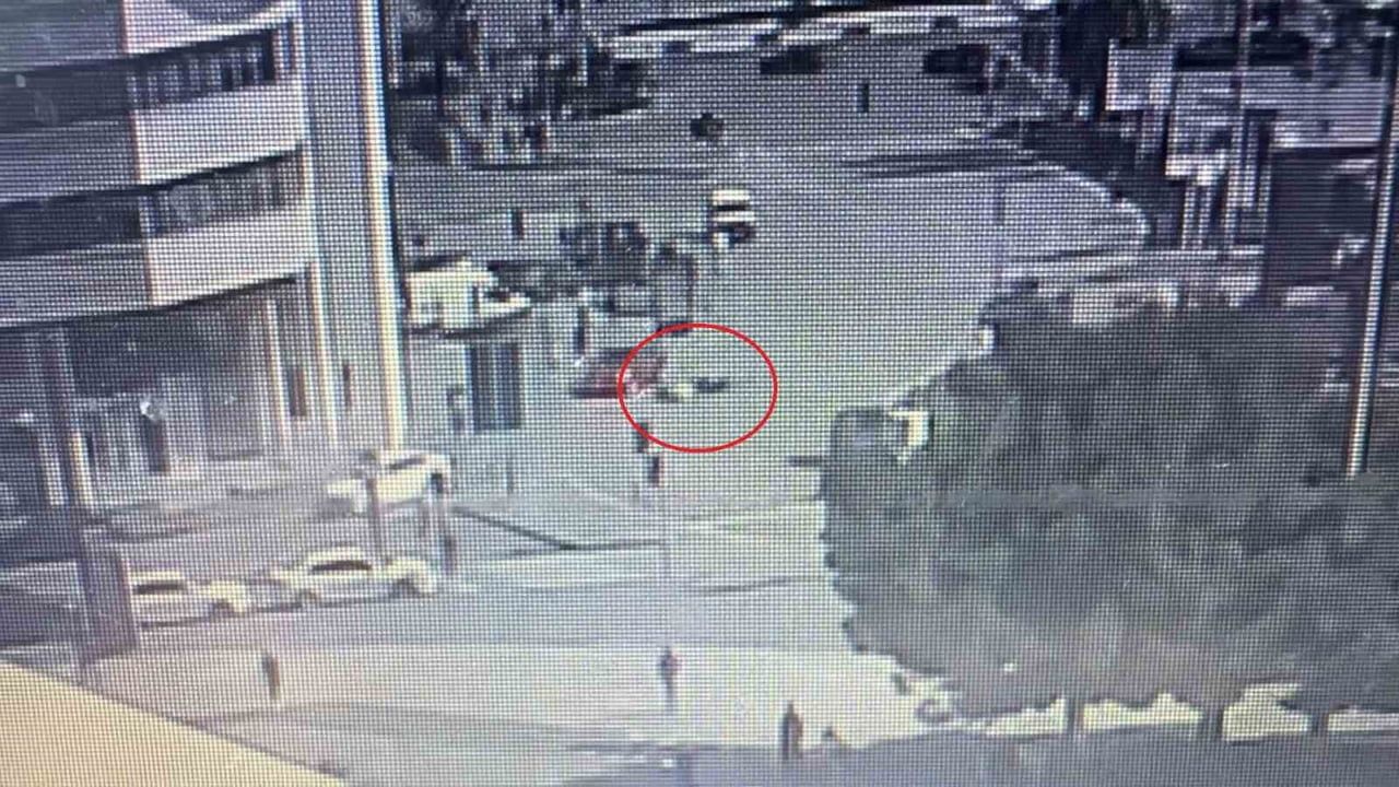 Kavşakta kayan motosiklet devrildi: sürücü ve yolcu çevredekilerin yardımıyla yara almadan kurtuldu