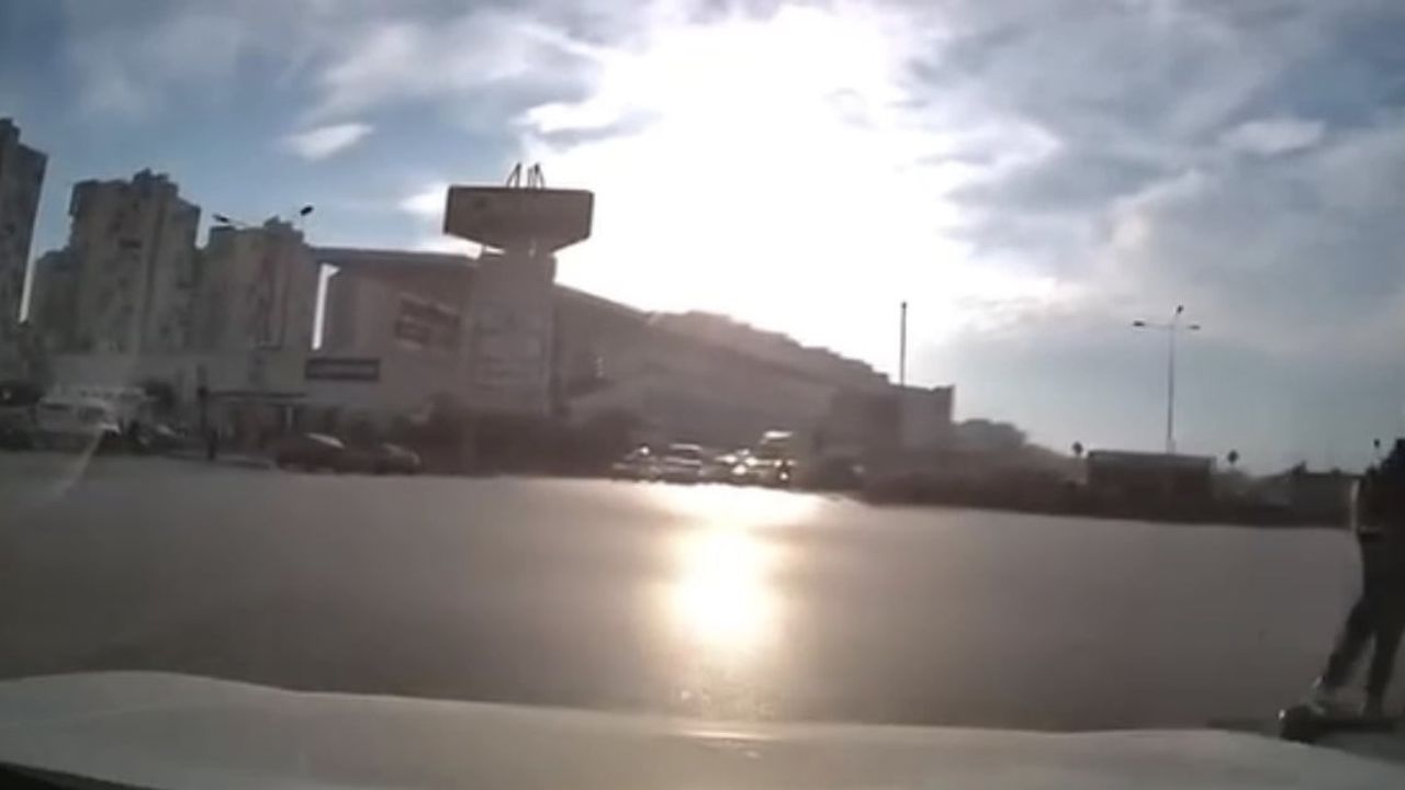 Kavşakta kırmızı ışık ihlali tehlikeli anlara yol açtı: scooter sürücüsü son anda kurtuldu