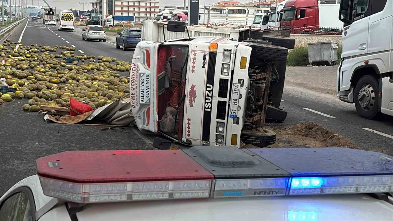 Kavun yüklü kamyonet alev alıp devrildi, yola kavunlar saçıldı