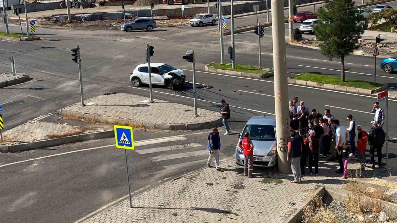 Kayapınar'da direğe çarpan aracın karıştığı çarpışma: üç yaralı