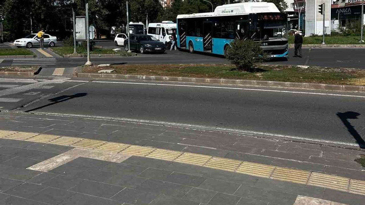 Kayapınar'da trafik kazası: otomobil belediye otobüsüne arkadan çarptı