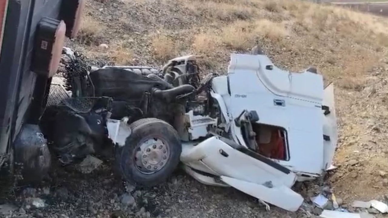 Kaygan yolda kontrolden çıkan tır şarampole savruldu