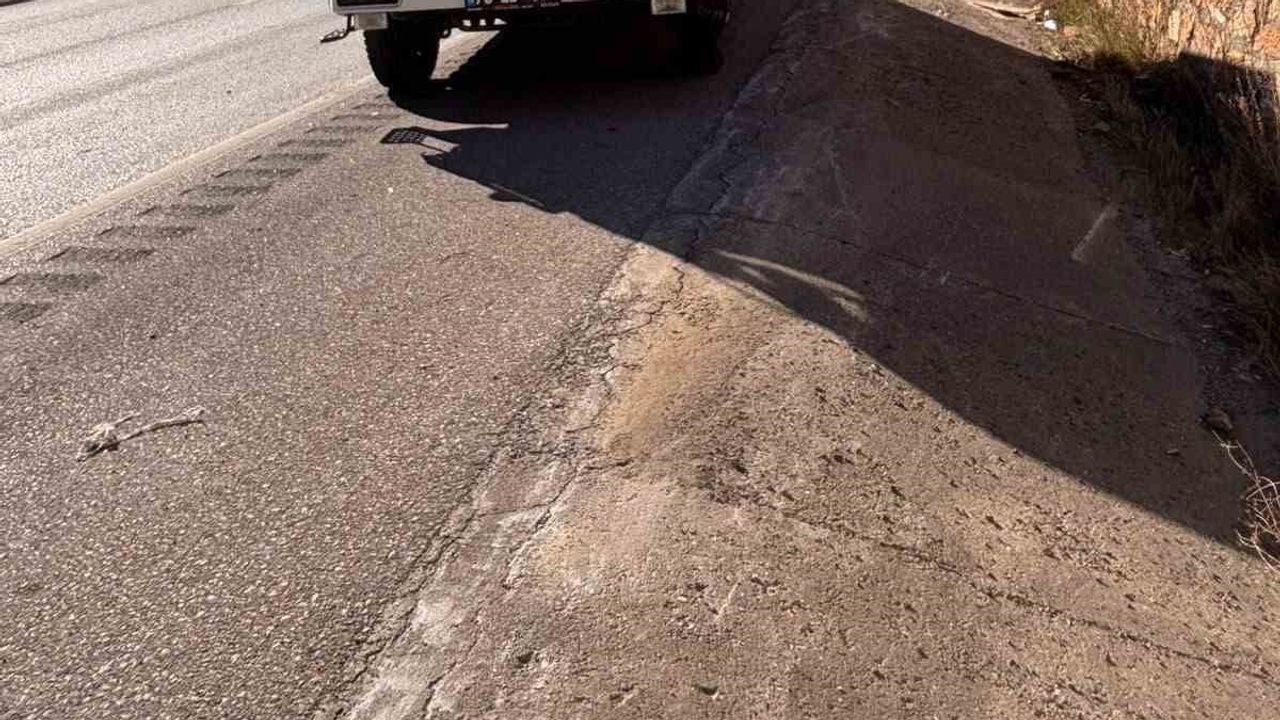 Kayı köyü civarında kaya tehlikesi: otomobil istinat duvarına çarpıp ters döndü, 3 yaralı