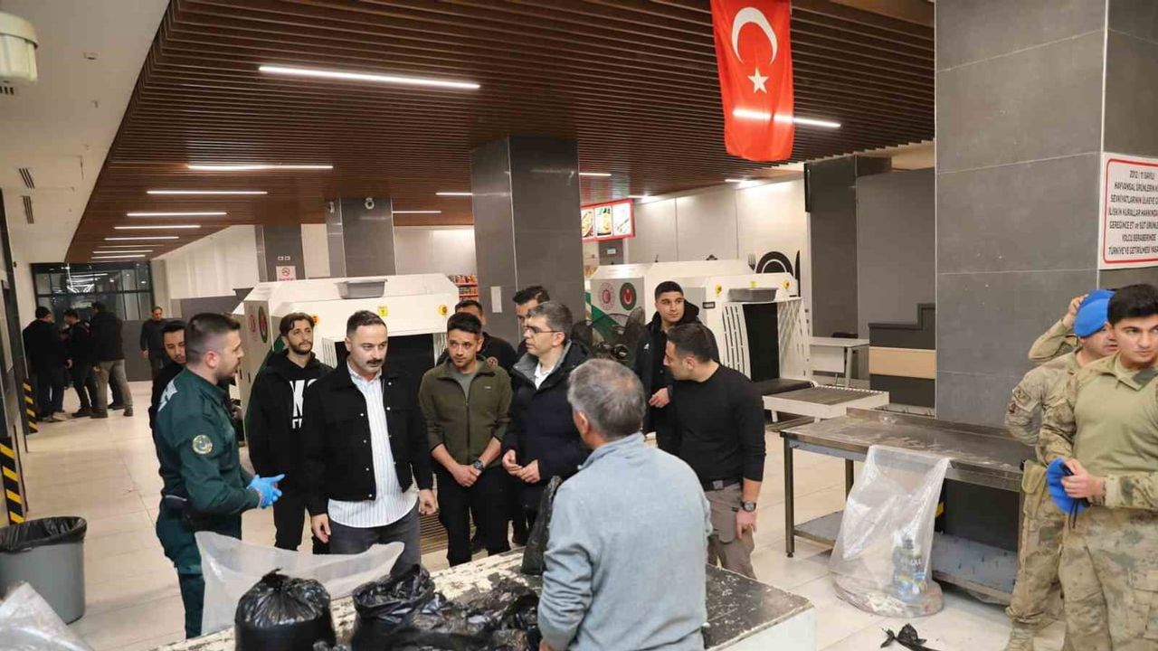 Kaymakam Ayvat Gürbulak Gümrük Kapısı'nda işleyişi yerinde denetledi